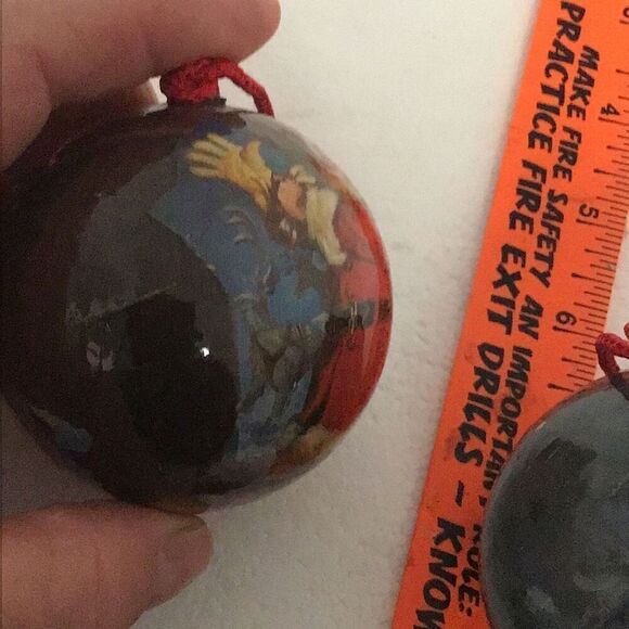 Pair of vintage paper ball Santa Christmas ornaments - Picture 3 of 9